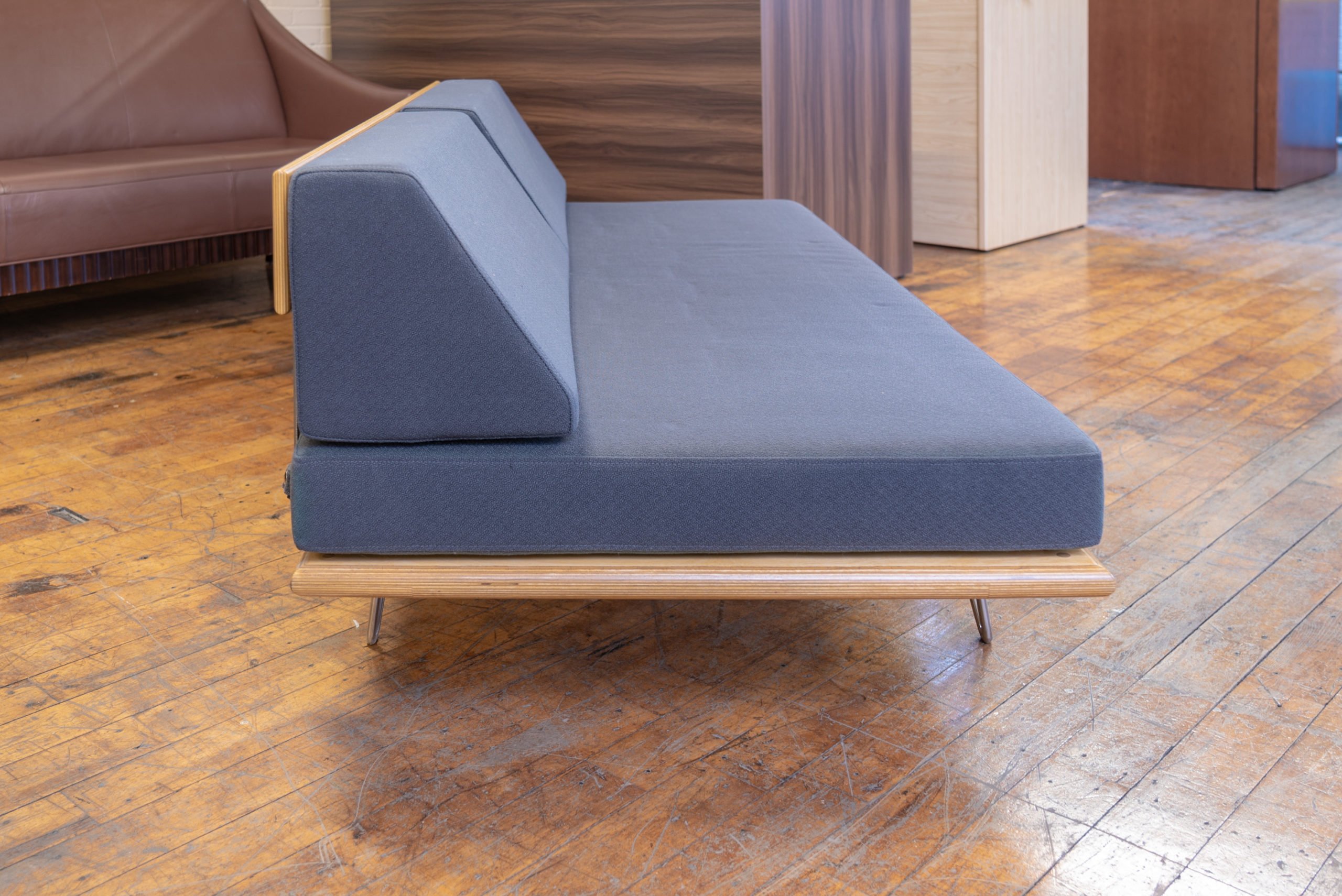 modernica-case-study-furniture®-v-leg-daybed
