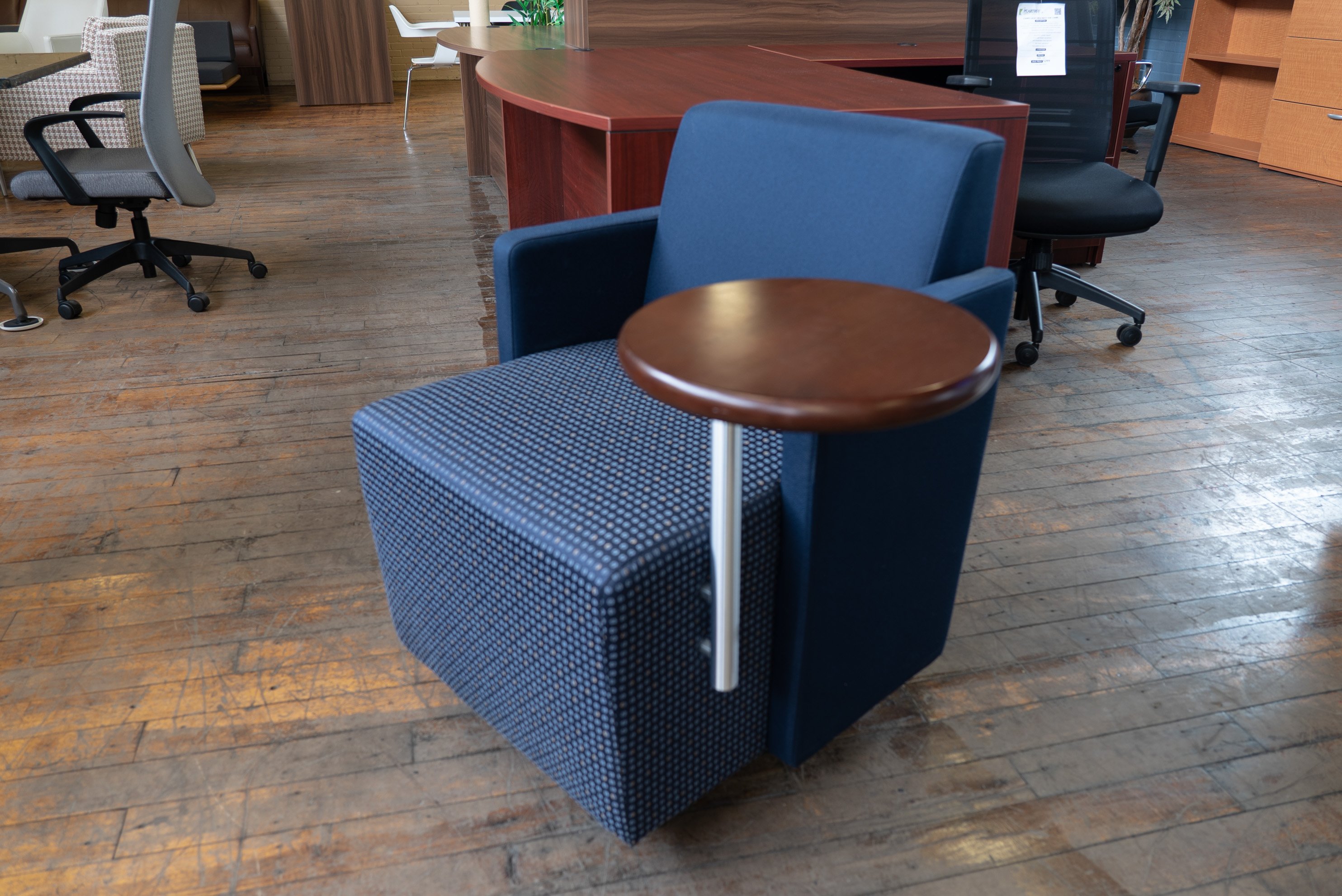 gunlocke-roundabout-lounge-chair-with-tablet-casters