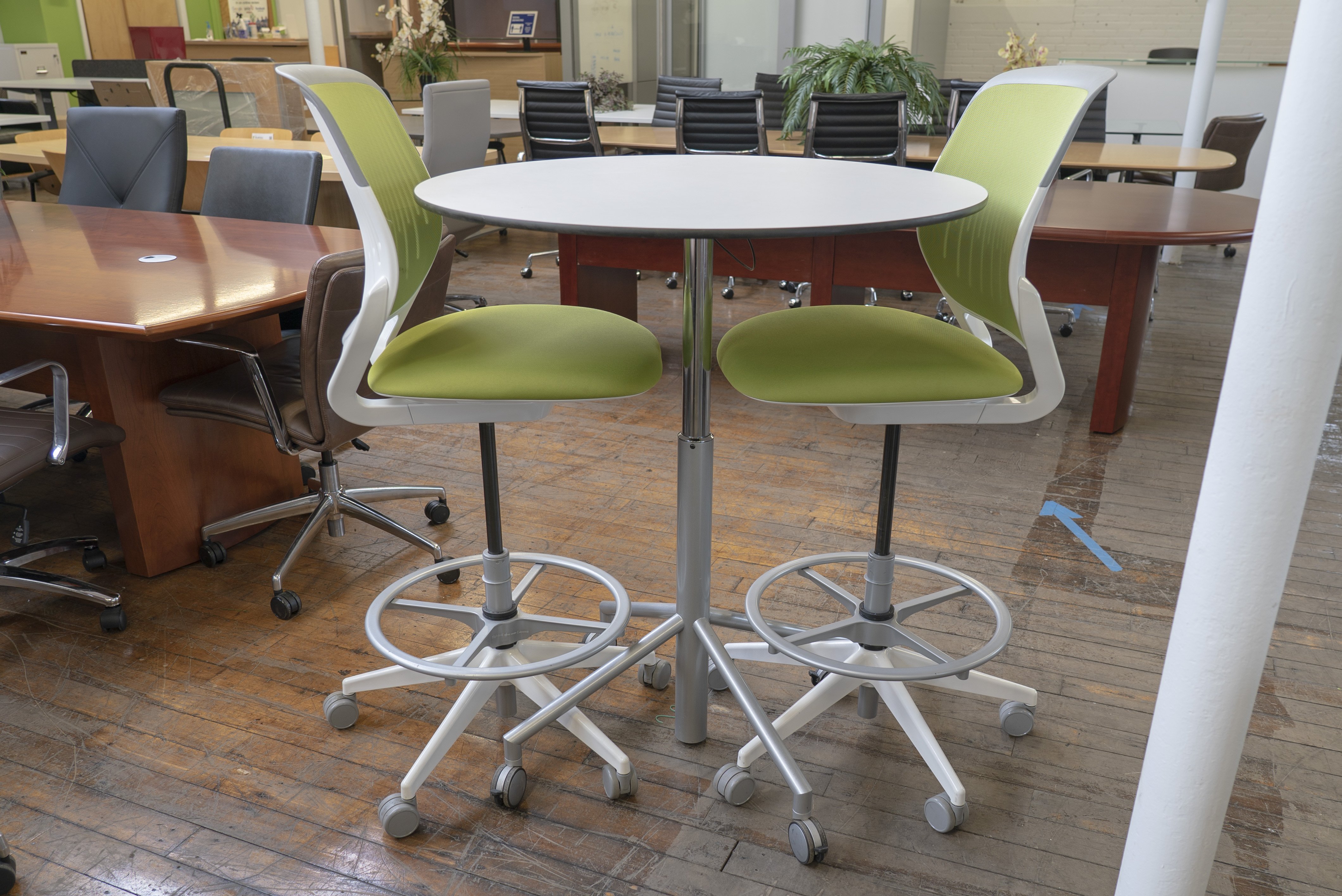 36-pneumatic-height-adjustable-mobile-round-table