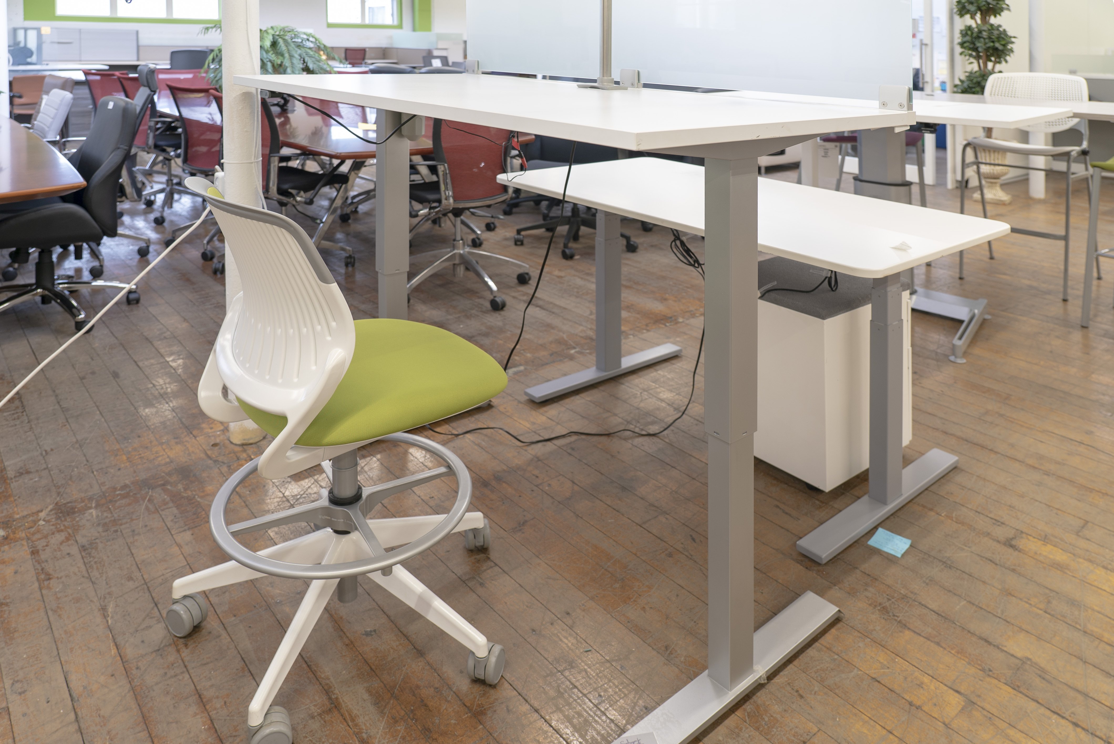 peartree-height-adjustable-sit-to-stand-desks-with-frosted-glass-screen