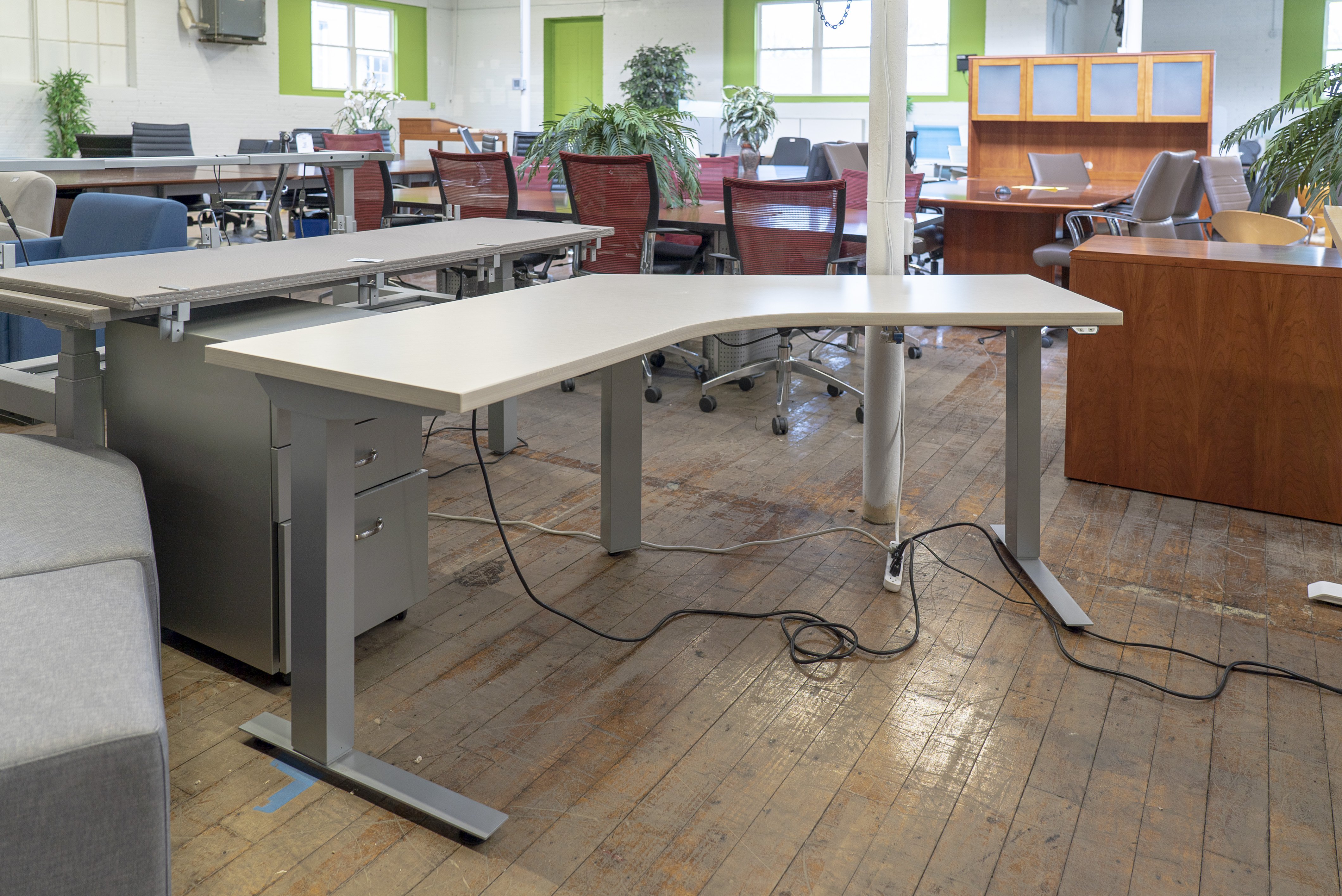 omt-veyhl-120­°-sit-to-stand-desks
